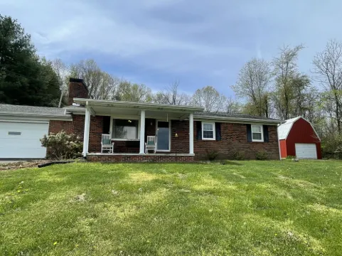 Vacation rental in quiet neighborhood 6 miles to Lake Cumberland!