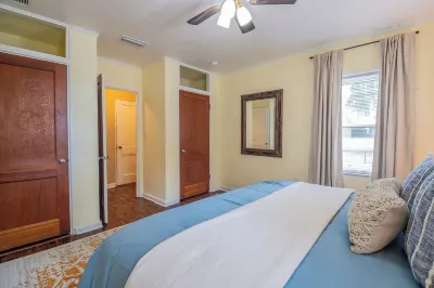 Bartow Oaks Oasis - Close to Downtown - Sleeps 7! Hotels near Mary Holland Park