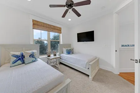 30A/GRAYTON BEACH HOME WITH 6-PASSENGER GOLF CART, POOL, BIKES, PADDLE BOARDS Отели рядом с достопримечательностью «Парк штата Грейтон Бич»