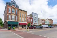The Nininger Historic Apt - Walk to DT and River, King Bed, Pet Friendly