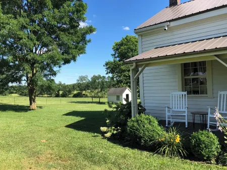 Greenwood Farm log cabin close to the Bourbon Trail and Keeneland