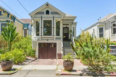 Minimalistic Garden Level 1B/1B  Victorian Cottage in Alameda Hotels near Alameda Free Library
