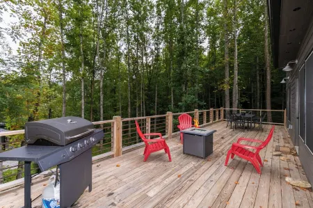 Hot Tub, 2 Kings, by Waterfalls, Skiing and Hiking