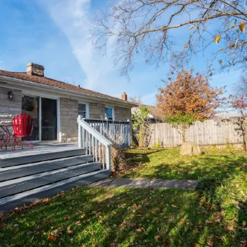 Relax, min from Louisville, Pet friendly, Entire house- fenced in backyard.