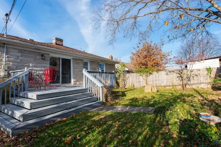 Relax, min from Louisville, Pet friendly, Entire house- fenced in backyard.