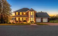 ROSELAWN RETREAT: Firepit, Gameroom, Views! Huge Gorgeous home 5 mins to the Ark - 4-Star