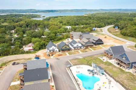 Branson Woods Lakeside Lodge sleeps 24+!