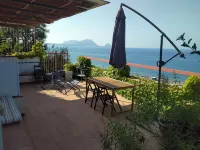 Cottage in front of the beach, with large garden and parking