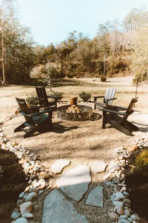 4 miles to Dollywood! Modern Cottage with Hot Tub + Fire Pit + Arcade + 2 Bunks!