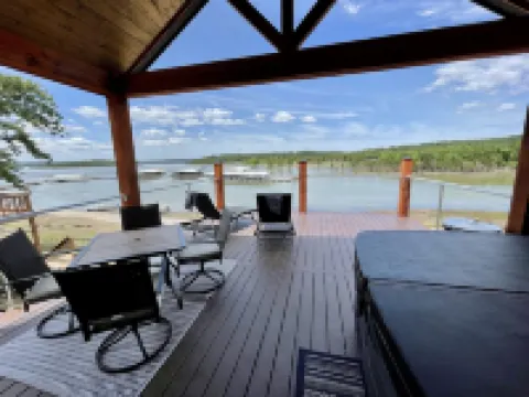 AMAZING LAKE VIEWS  DOUBLE DECK WITH HOT TUB AND 2 PORCH SWINGS