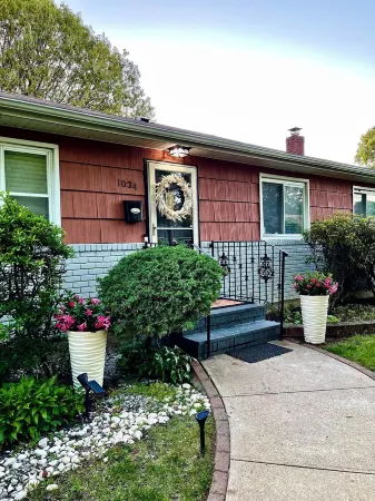 Newly Renovated, modern, cozy home -15 mins away from the airport