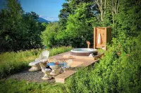 Designer Mountain Farmhouse ~ Hot Tub ~ Sunset Porch ~ Chef's Kitchen ~ Firepit Hotels in Roxbury