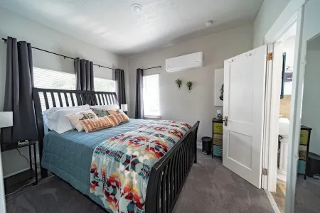 Desert Oasis in Historic Modern Miner's Cottage w/Miles of Trails, Pet Friendly! Отели в г. Карбон Каунти