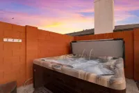 Pool, Hot tub & Grill! Family Retreat