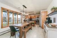 Relaxing Lakeview Retreat! Pool, Hot Tub, Firepit, Gameroom Perfect for Groups, Hotels in Milo