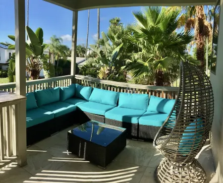 Modern 4 bed/2bath Beach House Casa de la playa By the Don Cesar Отели в г. Сейнт Пит Бич
