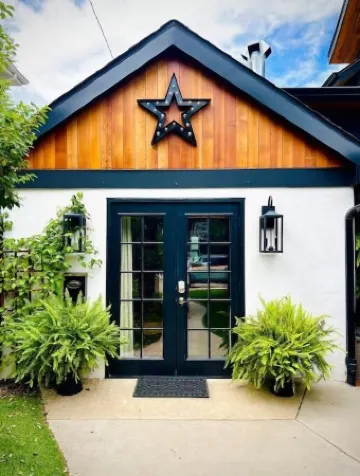 Mid/Mod ' Little House' in Old Town Louisville