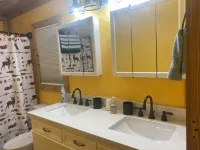 One bedroom with lake view. South Toledo Bend State Park附近的飯店