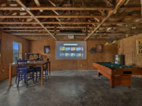Sleeps up to 23!! Next to Toledo Town Hotels in Sabine Parish