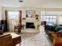 Marigold Inn ! Mid century renovated home! 1.2 mi from ND!!