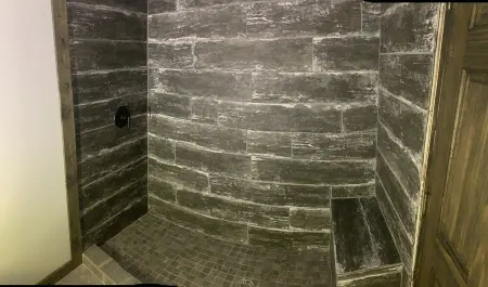 St.Germaine Secluded fully renovated home lake access, ATV snowmobile Отели в г. Кловерленд