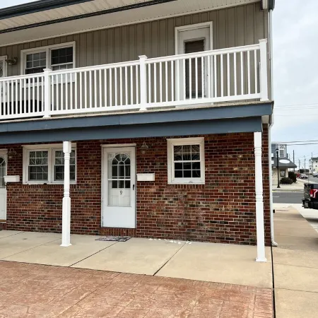 One block from the beach!  Cozy beach condo near restaurants and shopping.
