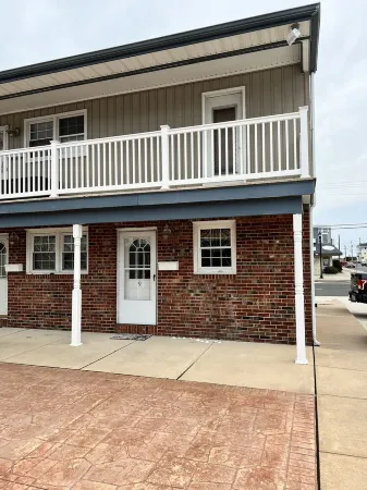 One block from the beach!  Cozy beach condo near restaurants and shopping.