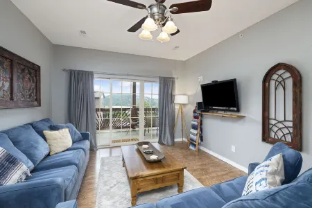 Extra Large 1 bedroom Luxury Condo on the Lake