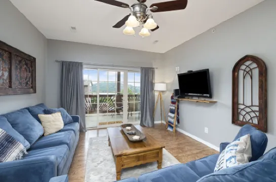 Extra Large 1 bedroom Luxury Condo on the Lake