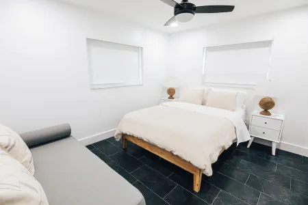 Luxurious modern home w/ private tropical backyard close to beach and downtown!