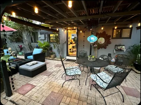 Unique Clean Private Pet Friendly House Close to Beaches and Wilton Manors