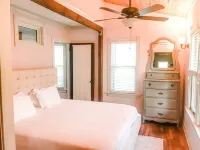 World Cup Matches Just 5 Min Away!  75" TV, King Bed, Lg 1 Acre Yard, Sleeps 8 - Jacuzzi