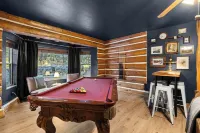 4,100 sf Luxe Log Cabin on the Creek. - 2 Ensuites, Kid Friendly, AC, Slps 18