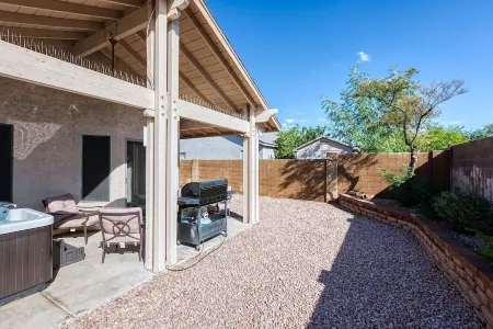 Westgate Vacation Rental/Walk to State Farm Stadium/Relax in Spa!! Отели в г. Глендейл