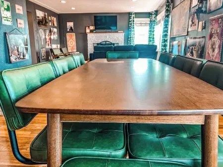 Spacious 5-bedroom House Just 1 Block from the Lake, with a Boat Launch!