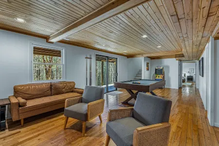 Fully Renovated Modern Home, within 2 miles from downtown Highlands Отели рядом с достопримечательностью «Sunrise Rock by Highlands-Cashiers Land Trust»