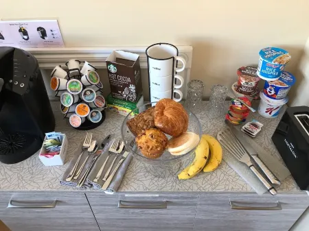 Heart of Jamestown, In town location, 3rd floor suite, B&B style with King Bed