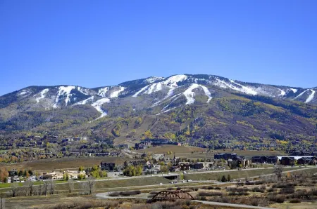 3 Min Walk to Ski Access! 2 Story Chalet Original to Mountain! Отели рядом с достопримечательностью «Steamboat Ski Resort»