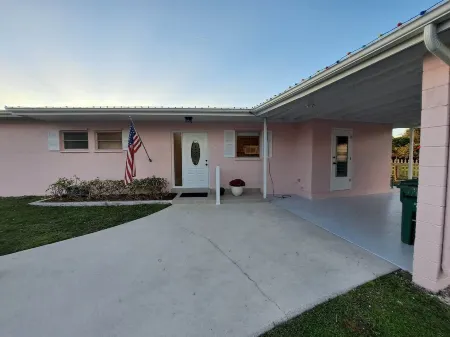 Sandpiper Bay Breeze On A Lake By The Golf Course (Club Med Area) Отели рядом с достопримечательностью «Порт-Сент-Люси Ботаникал Гарденс»