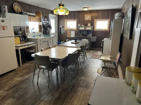 The Douglas Place - A Rustic Cabin on Armenia Mountain