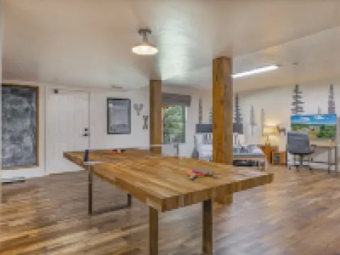NEW Listing - Modern Mountain Family Retreat, Golf course, Trails, Skiing++
