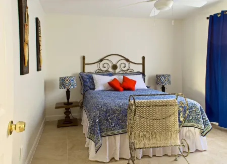 Cape Coral, large villa, heated pool, on canal, fishing, free Wi-Fi, fireplace