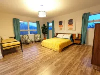 Dazzling Design, Hot Tub, Huge Rooms, Privacy, 20 Acres