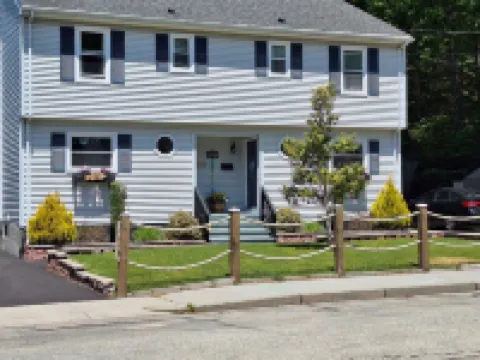 Westerly Getaway- Short drive to the beach, Walk to Downtown Shops & Restaurants