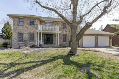 Modern Like New LUXURY 3,200 SQ FT Home In An Awesome Location! Sleeps 12! Hotels near Sherwood Plaza