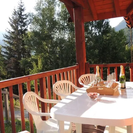 Cosy private chalet at the foot of the slopes, Oz, Alpe d'Huez ski area