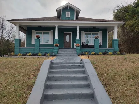 Macon a Little Music House.  Family-sized Home <1 Mile to Mercer & Downtown Отели в г. Мейкон