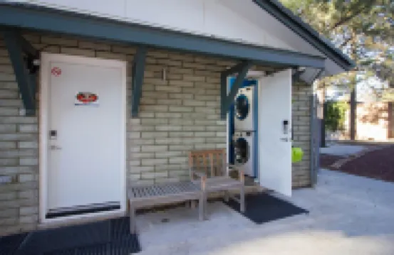 CherryHill Downtown - Techie Modern STUDIO Super Clean! A/C & EV L2
