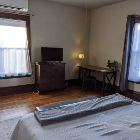 Great Uptown Apartment, Great Location! Suite#1