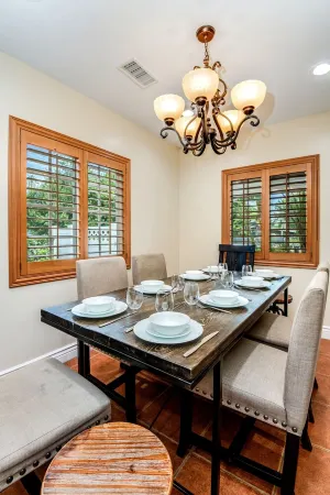 Hidden Gem | Centrally Located | Family Friendly Отели рядом с достопримечательностью «Национальный исторический парк Лос Энсинос»